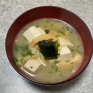 絹ごし豆腐・わかめ・油揚げの味噌汁